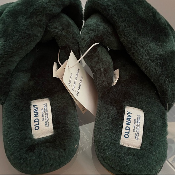 NWT Old Navy Green Plush Slippers Size 8 - Picture 2 of 5
